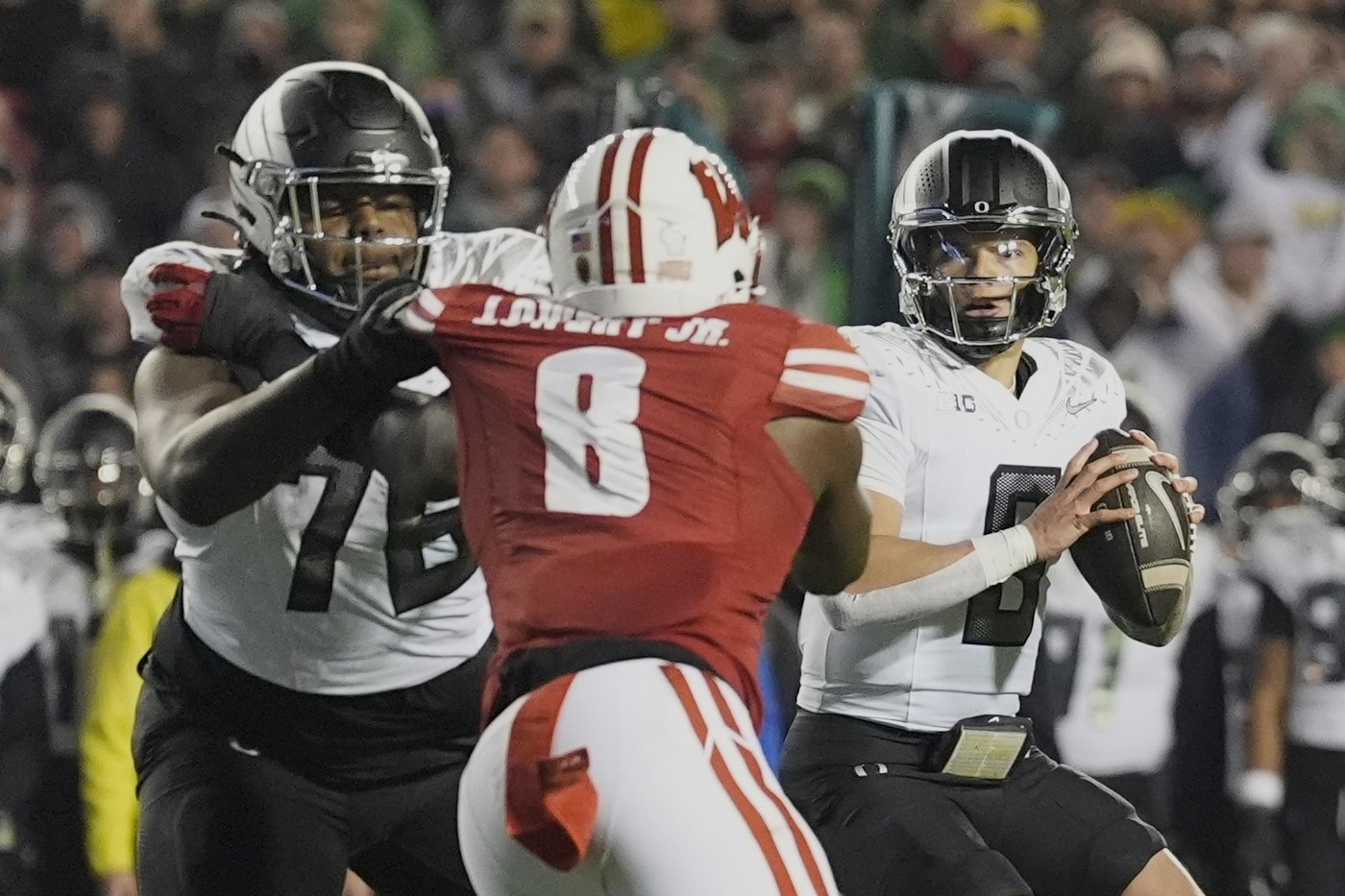 No. 1 Oregon rallies in 4th quarter to beat Wisconsin 16-13 | iNFOnews.ca No. 1 Oregon rallies in 4th quarter to beat Wisconsin 16-13 | iNFOnews.ca