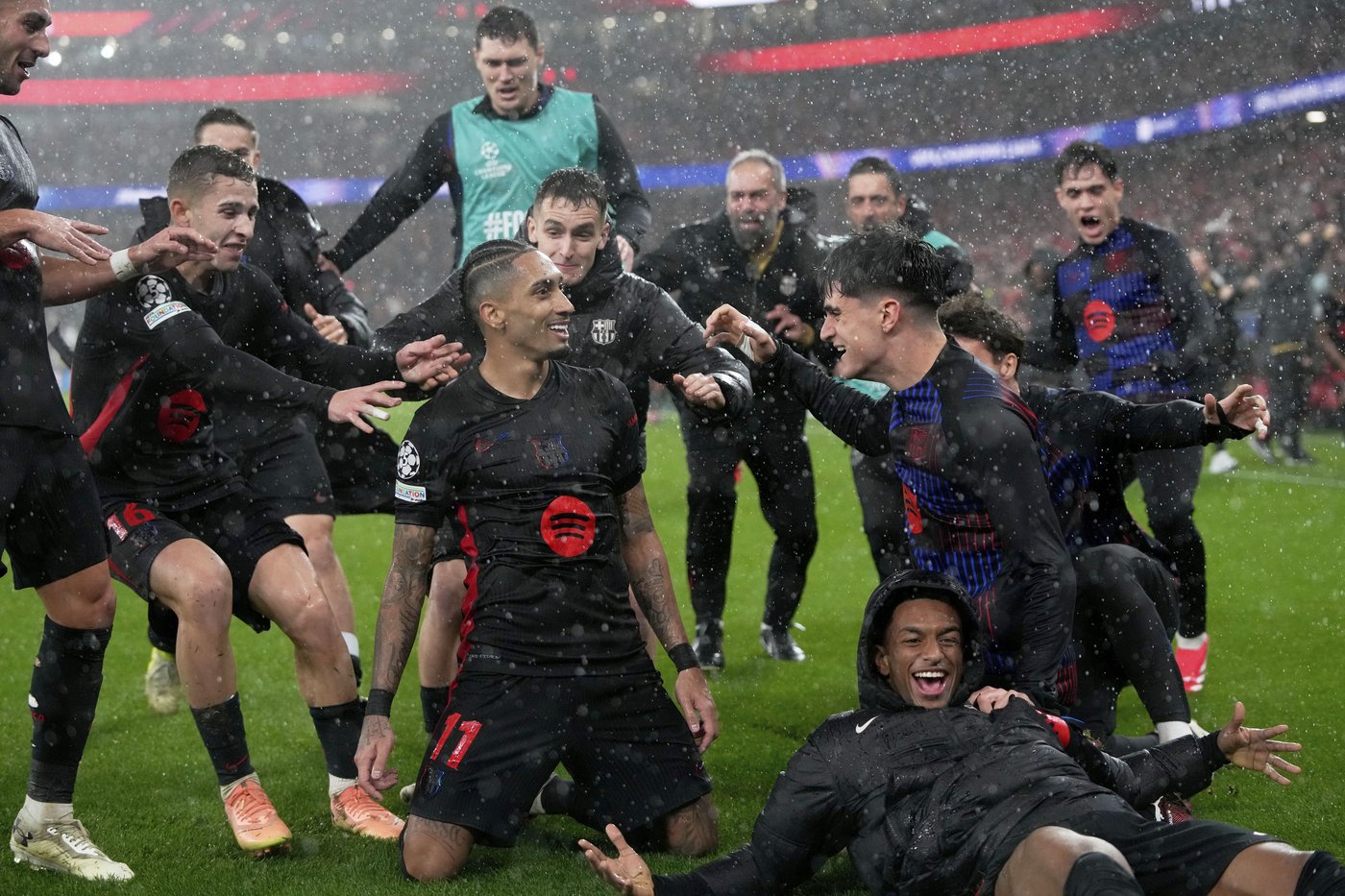Slot praises referee after Barcelona's fightback against Benfica despite it costing Liverpool | iNFOnews.ca