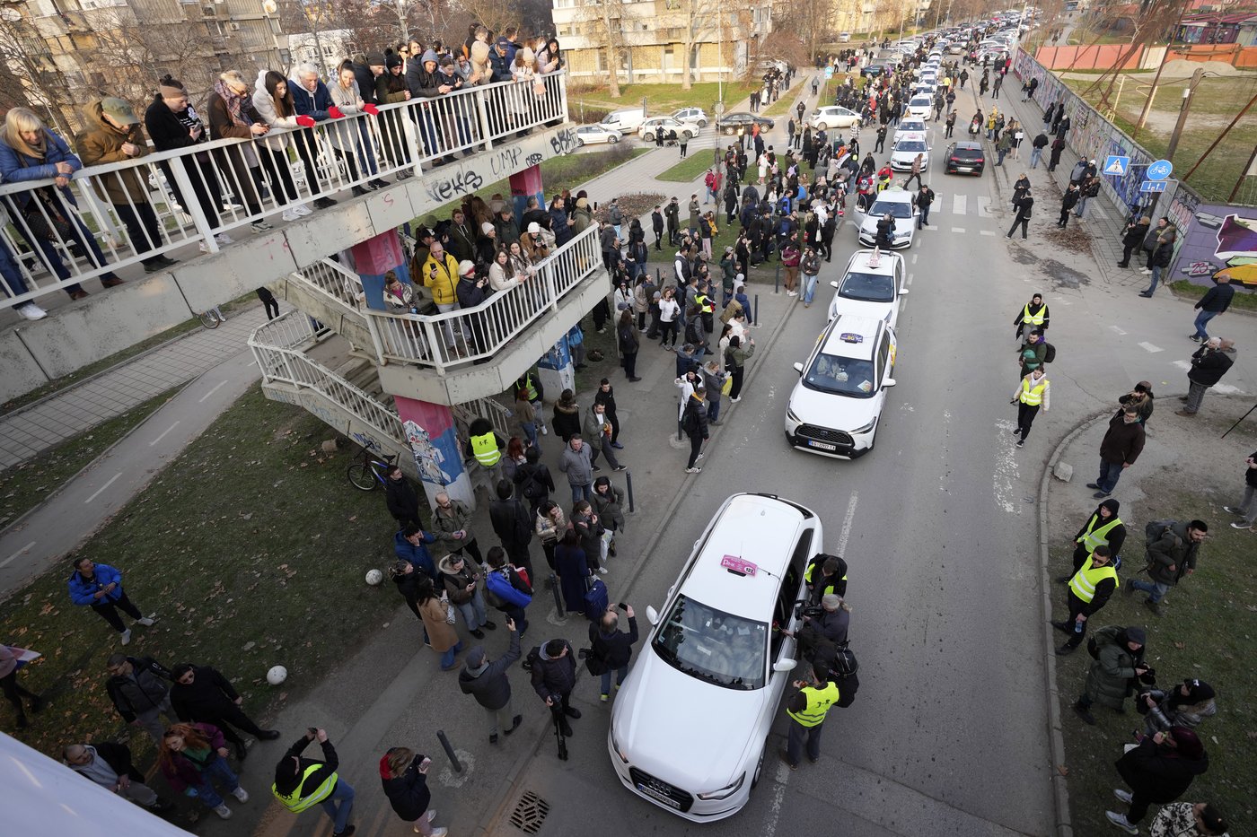 Serbian cabbies rally to bring home Belgrade students fighting against corruption | iNFOnews.ca