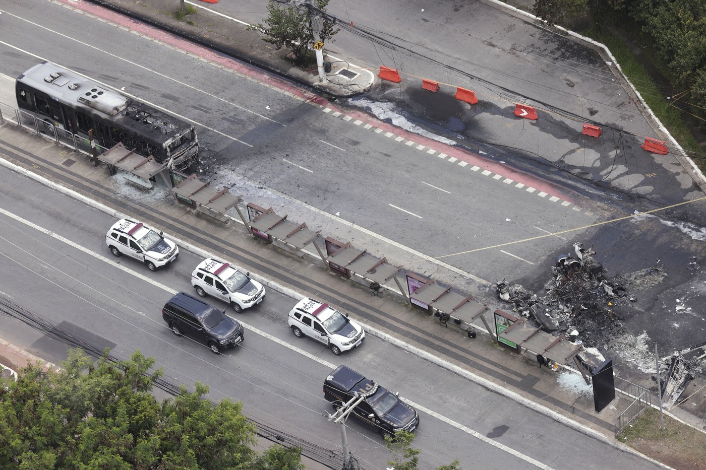A small plane slams into a Brazilian street and kills 2 people on board | iNFOnews.ca