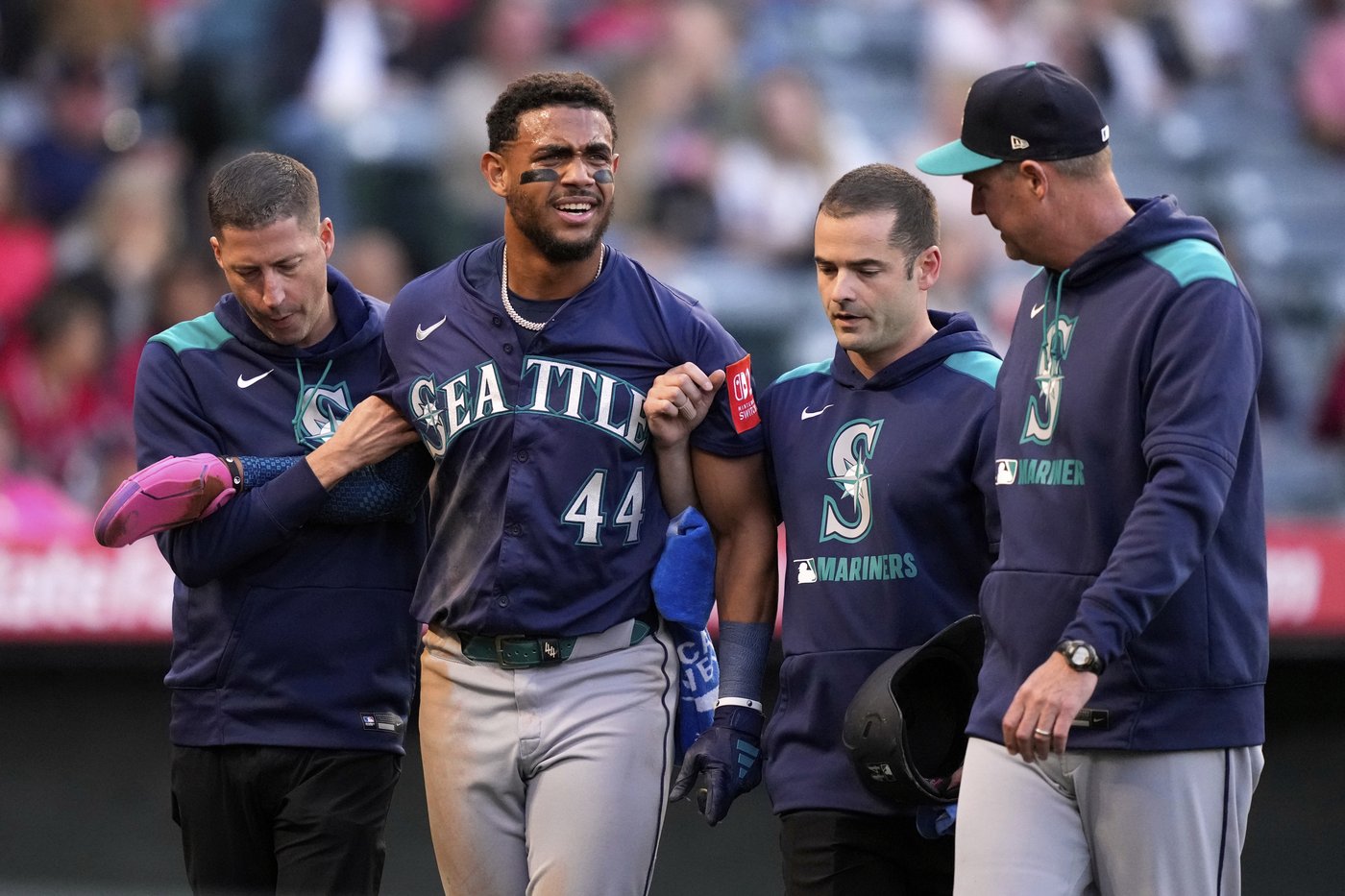 Mariners star Julio Rodríguez appears OK after being knocked out of an 8-6 loss to Angels | iNFOnews.ca Mariners star Julio Rodríguez appears OK after being knocked out of an 8-6 loss to Angels | iNFOnews.ca