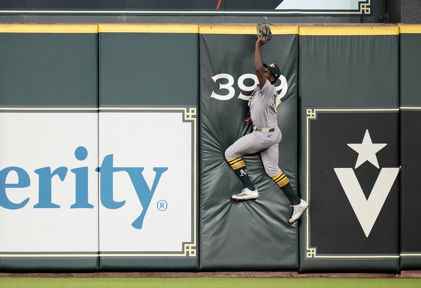 Athletics rookie Clarke makes another spectacular catch, robs Angels' Schanuel of home run | iNFOnews.ca