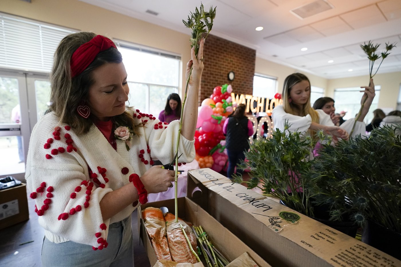 Volunteers deliver gifts to widows on Valentine's Day. The project began in a florist's driveway | iNFOnews.ca