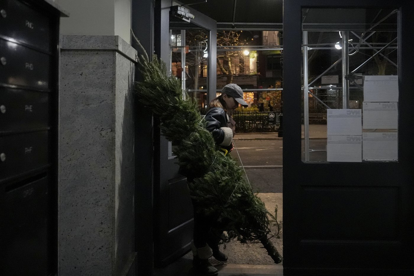 AP PHOTOS: The iconic and unconventional sides of Christmas in New York | iNFOnews.ca