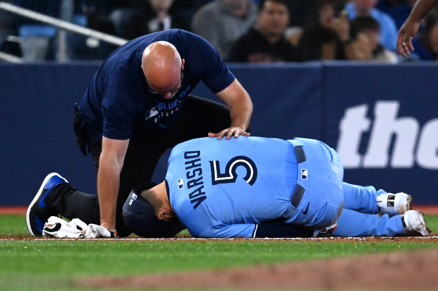 Blue Jays outfielder Daulton Varsho leaves game with left leg injury | iNFOnews.ca