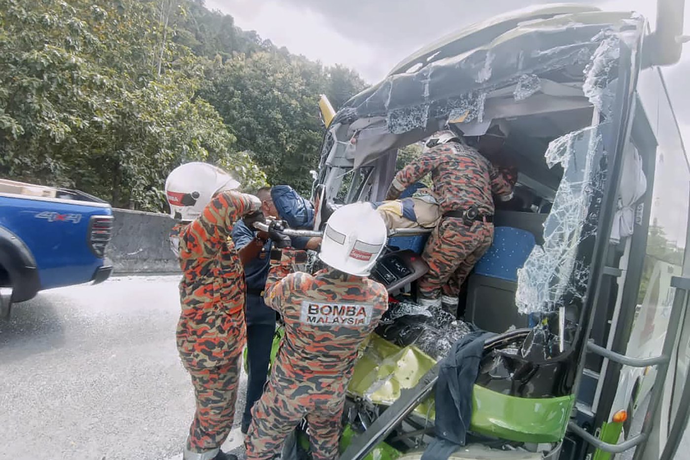 1 dead and 12 injured after bus carrying Japanese tourists smashes into truck in Malaysia | iNFOnews.ca 1 dead and 12 injured after bus carrying Japanese tourists smashes into truck in Malaysia | iNFOnews.ca