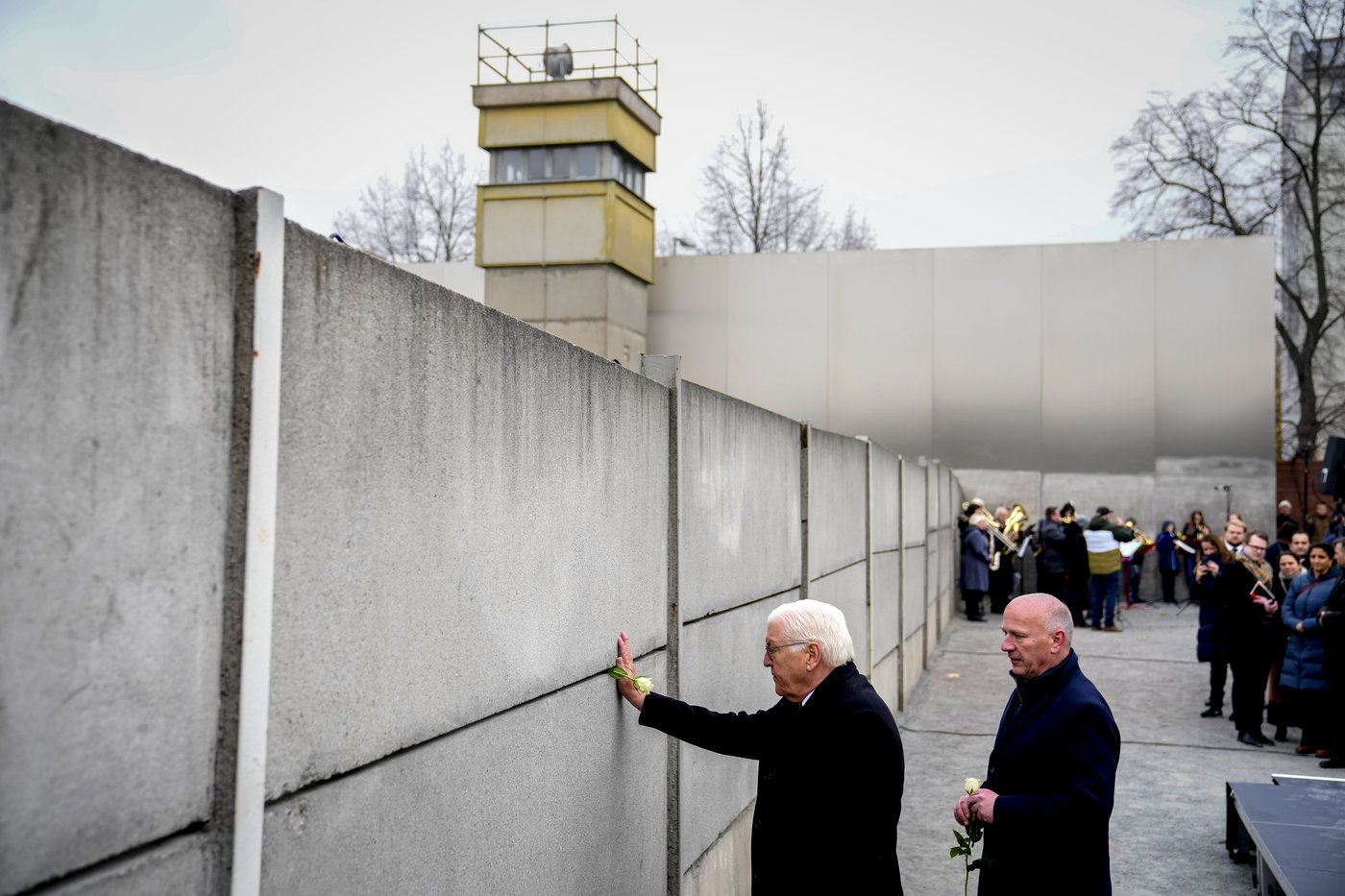 Tens of thousands celebrate fall of the Berlin Wall 35 years ago with concerts and art installations | iNFOnews.ca