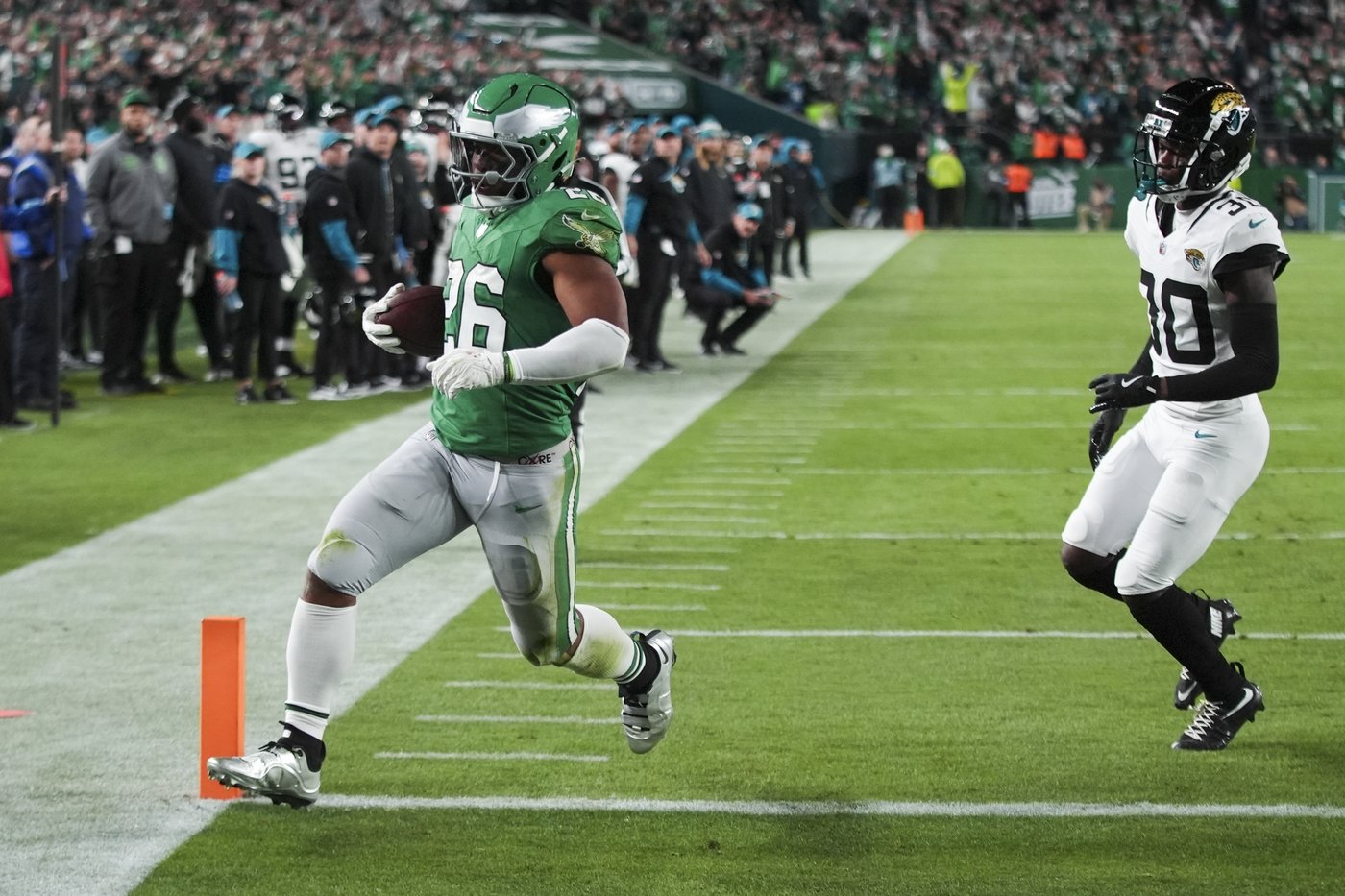 Eagles RB Saquon Barkley amazes with backward hurdle for first-down reception | iNFOnews.ca Eagles RB Saquon Barkley amazes with backward hurdle for first-down reception | iNFOnews.ca