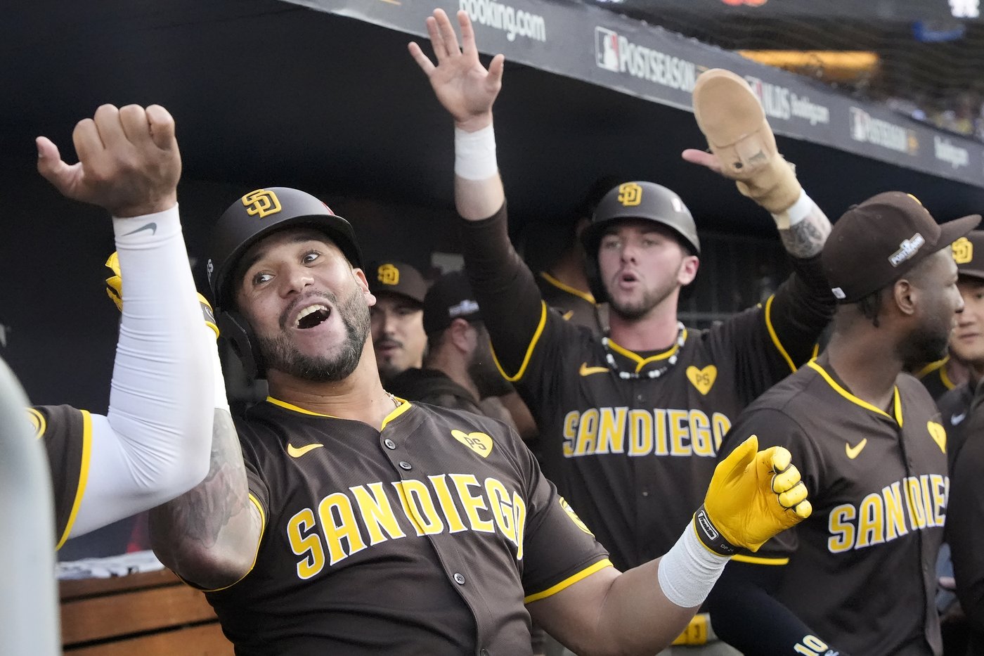Dodger Stadium fans toss balls and trash on field, interrupt Padres' 10-2 win that evens NLDS | iNFOnews.ca