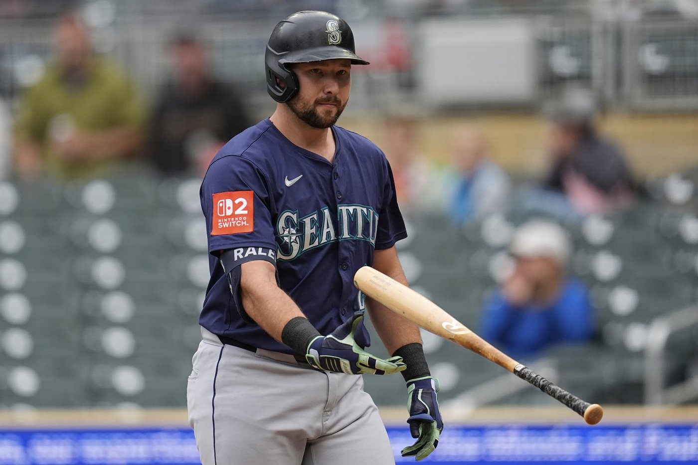 Mariners' Garver leaves game after foul ball off mask, forcing Raleigh to catch and forfeit DH | iNFOnews.ca