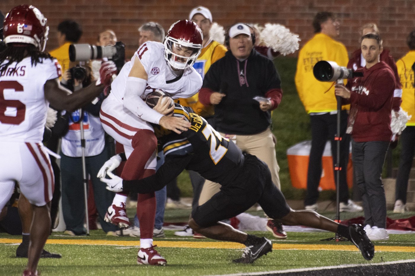Young returns fumble for TD with 22 seconds left to lift Missouri past Oklahoma, 30-23 | iNFOnews.ca Young returns fumble for TD with 22 seconds left to lift Missouri past Oklahoma, 30-23 | iNFOnews.ca