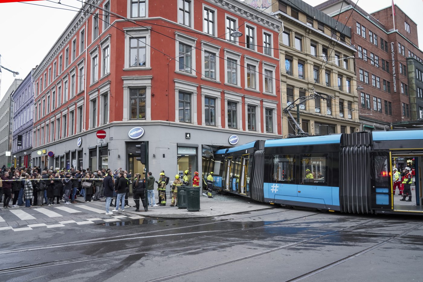 A tram derails and plows into a shop in the Norwegian capital but only 4 are lightly injured | iNFOnews.ca A tram derails and plows into a shop in the Norwegian capital but only 4 are lightly injured | iNFOnews.ca