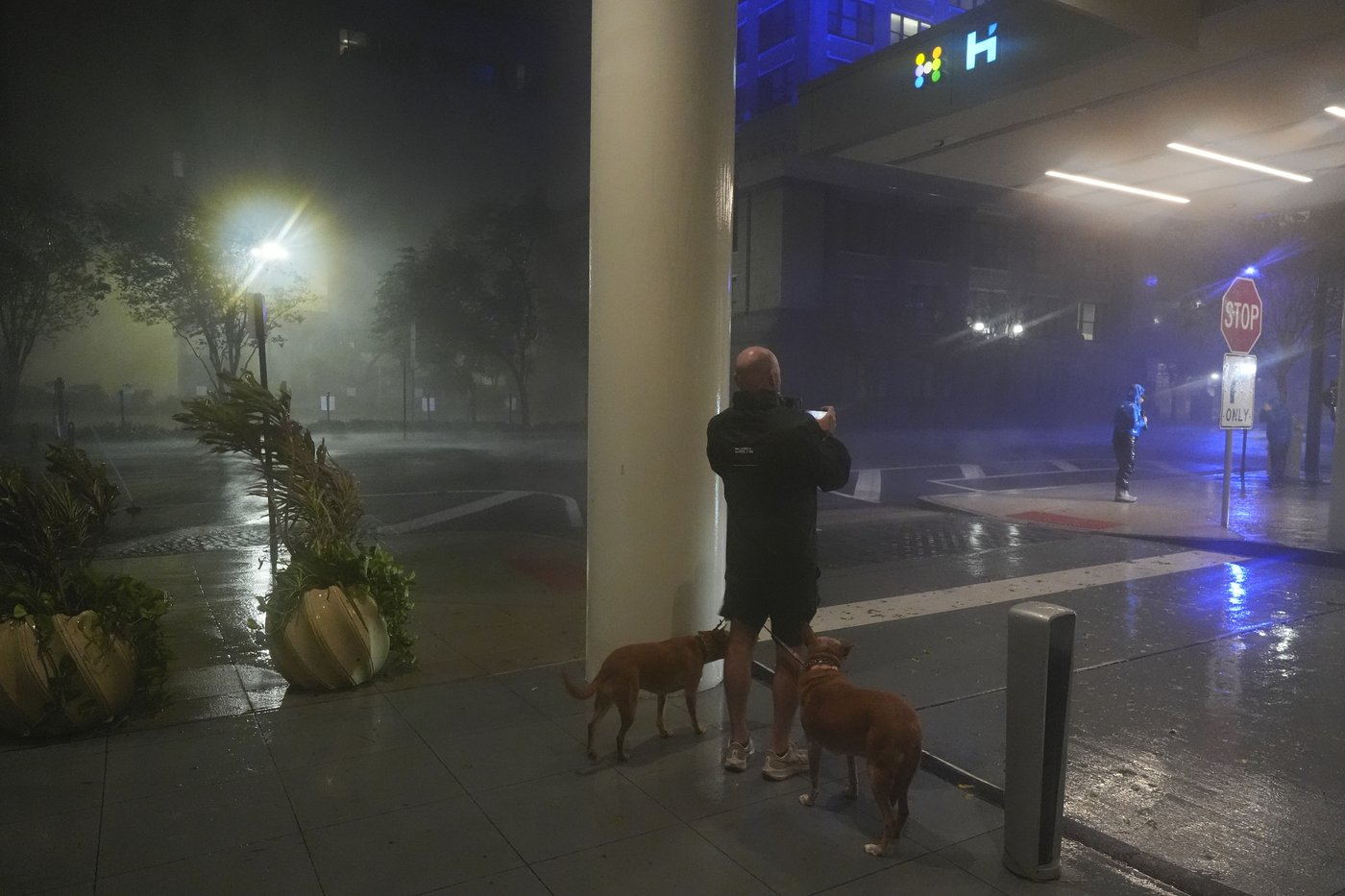 More than 2 million without power as Hurricane Milton slams Florida, causes deaths and flooding | iNFOnews.ca