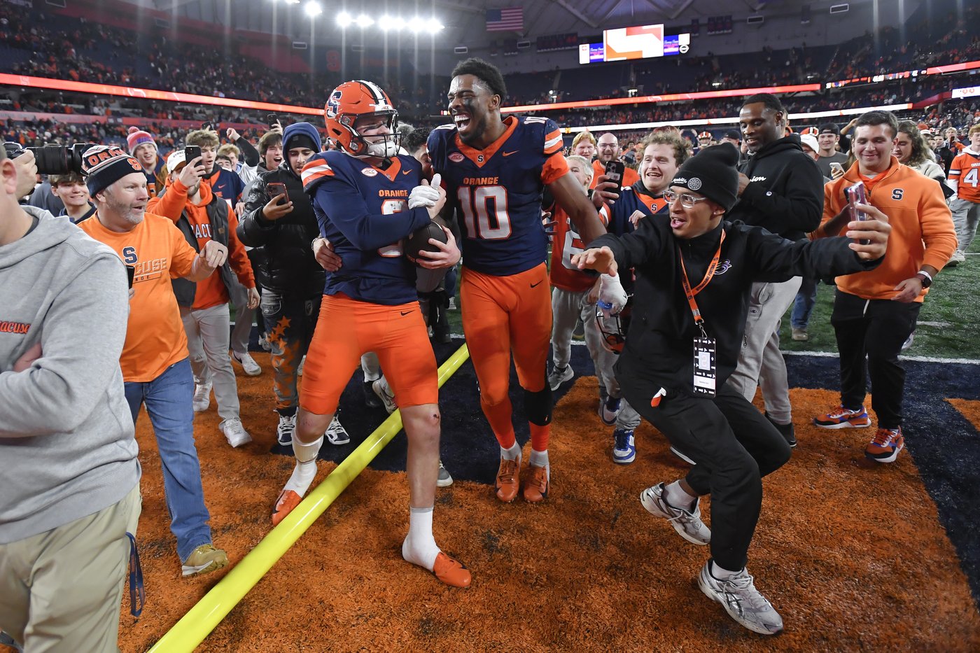 AP Player of the Week: QB Kyle McCord shreds Miami defense in Syracuse's first top-10 win since 2017 | iNFOnews.ca