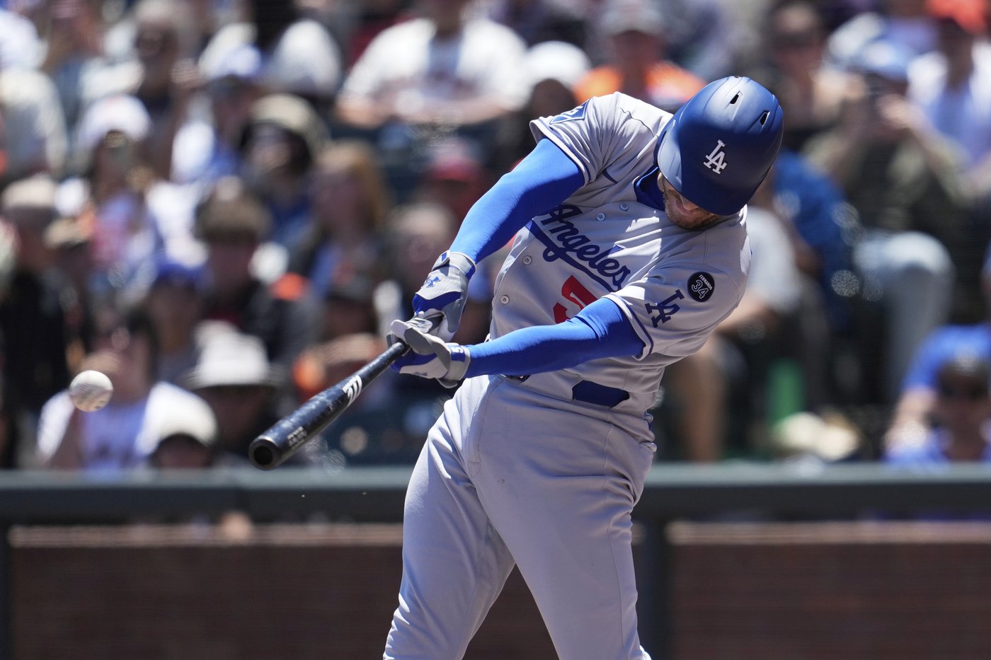 Freddie Freeman's bloop single in 11th starts winning rally as Dodgers beat Giants 5-2 | iNFOnews.ca