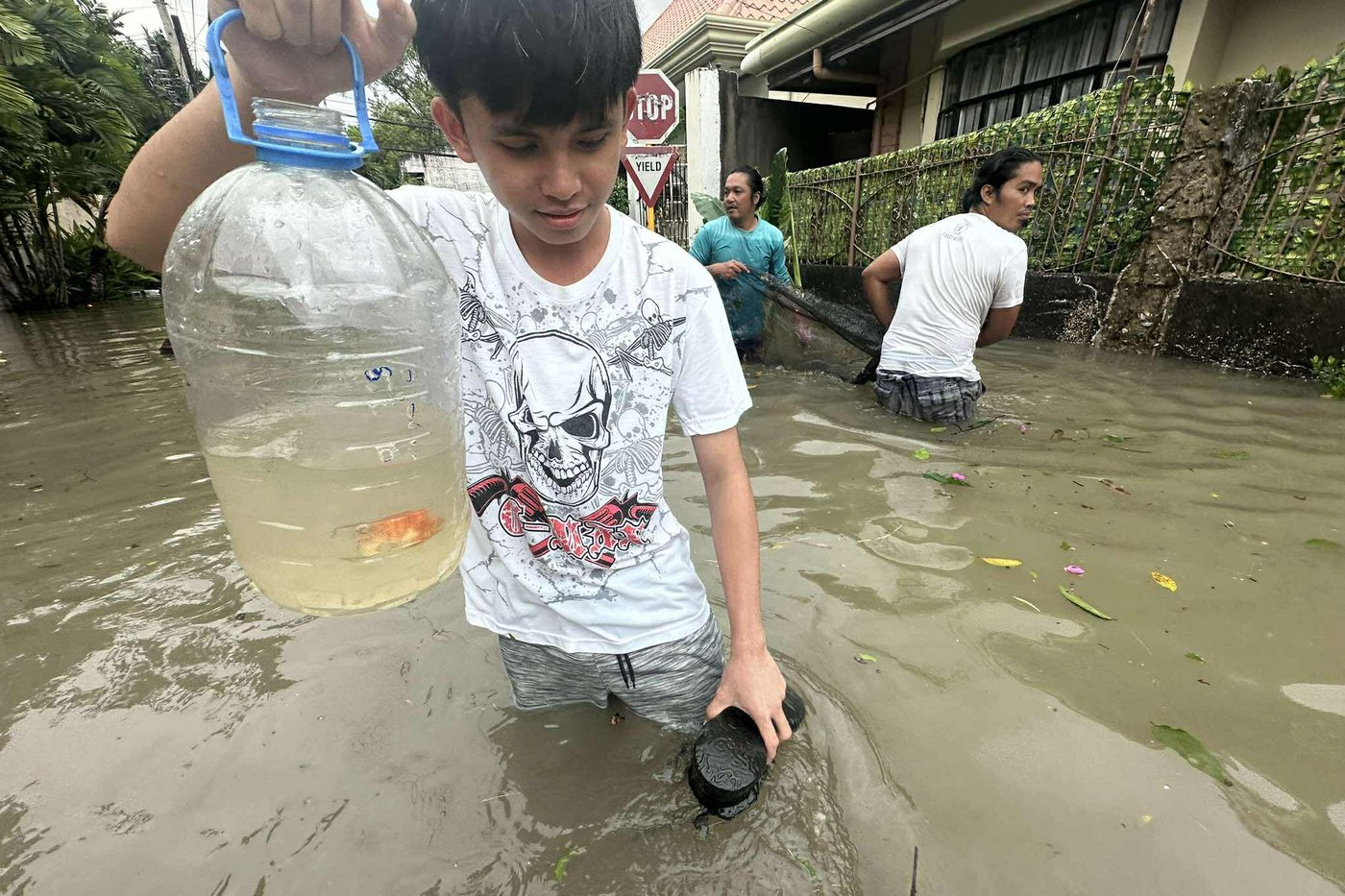Typhoon Kalmaegi moves across central Philippines, leaving at least 1 dead and setting off floods | iNFOnews.ca