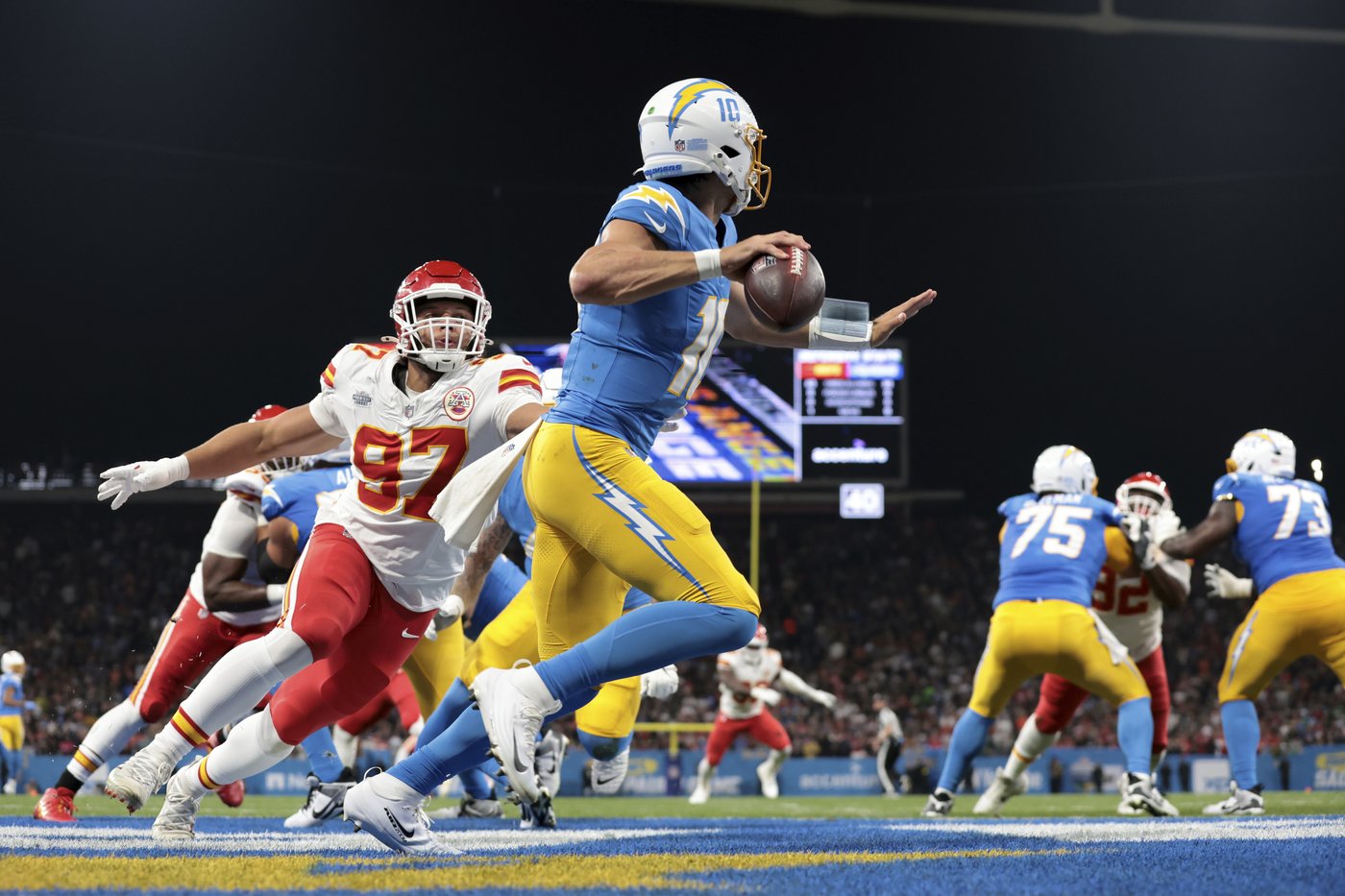 Chargers' Herbert takes on Raiders' defense in Monday night matchup | iNFOnews.ca Chargers' Herbert takes on Raiders' defense in Monday night matchup | iNFOnews.ca