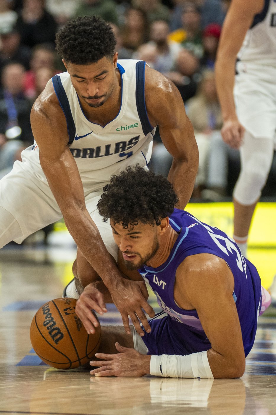 John Collins scores on a late dunk to lift Jazz past Mavericks for 1st home victory | iNFOnews.ca