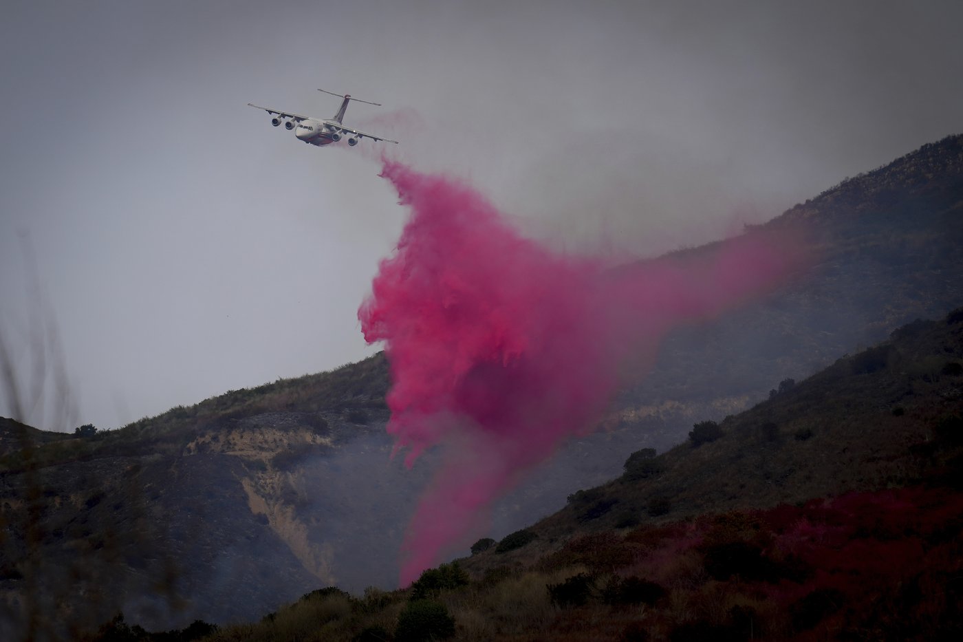 3,700 people return to Malibu homes as weather conditions improve and help firefighters battle blaze | iNFOnews.ca