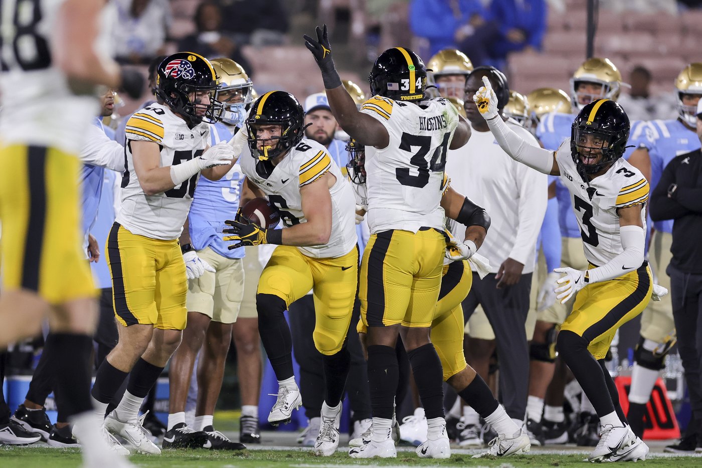 Garbers, Schwesinger lead UCLA past Iowa 20-17 for Bruins' 3rd straight win | iNFOnews.ca Garbers, Schwesinger lead UCLA past Iowa 20-17 for Bruins' 3rd straight win | iNFOnews.ca
