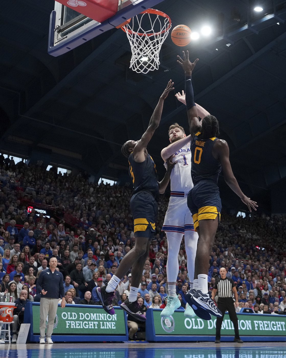 Javon Small hits go-ahead FT with 1.8 seconds left, sending West Virginia to 62-61 win over No. 7 KU | iNFOnews.ca Javon Small hits go-ahead FT with 1.8 seconds left, sending West Virginia to 62-61 win over No. 7 KU | iNFOnews.ca