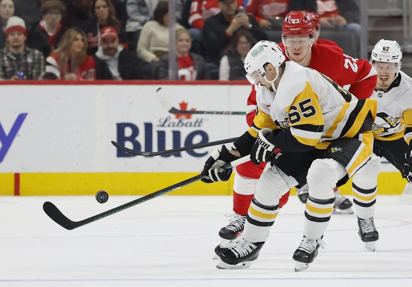 Compher's power-play goal lifts Red Wings past Penguins 4-2 | iNFOnews.ca Compher's power-play goal lifts Red Wings past Penguins 4-2 | iNFOnews.ca