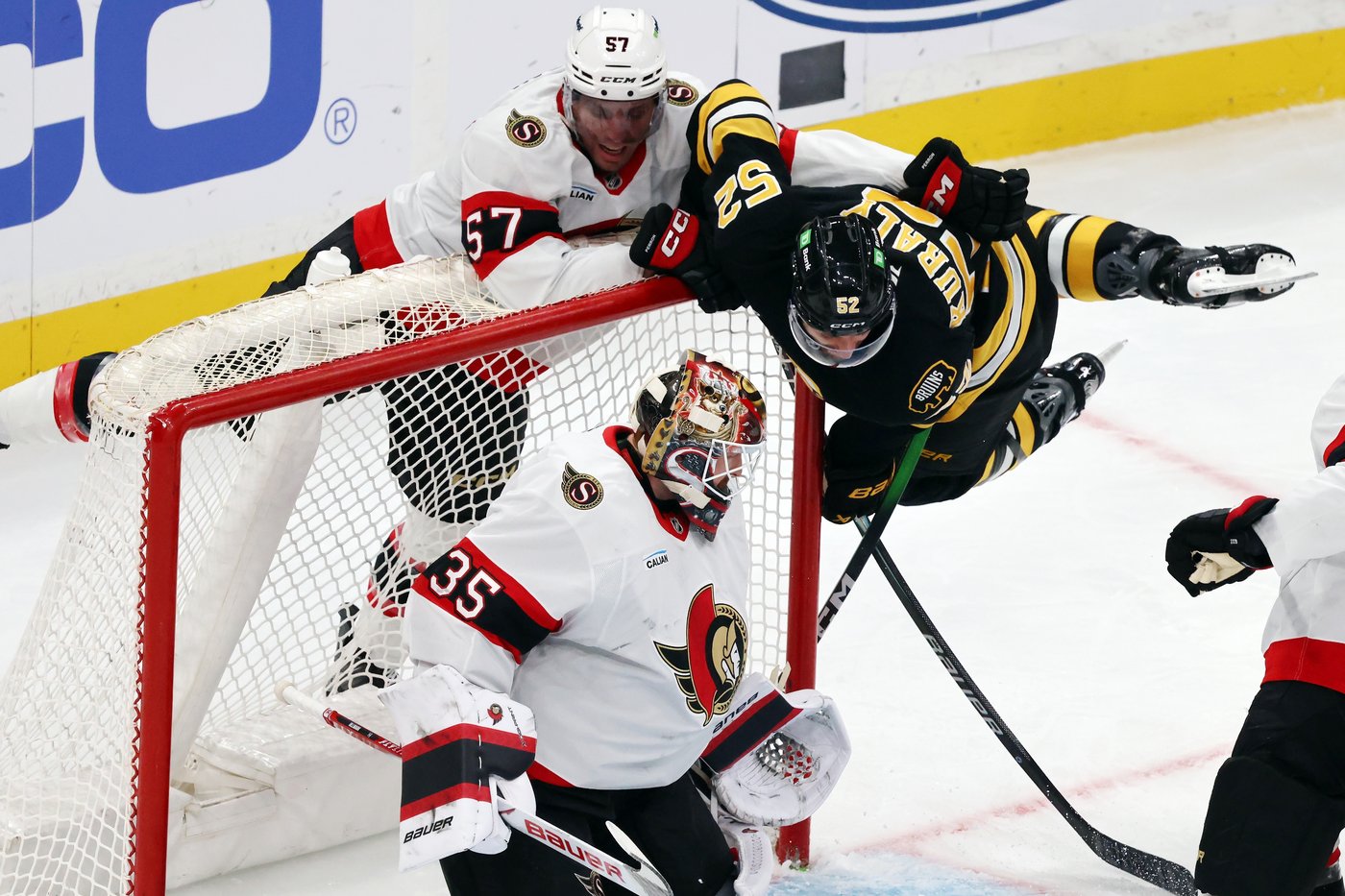 Bruins score with 6 seconds left in OT to beat Senators 3-2 and earn fifth straight victory | iNFOnews.ca