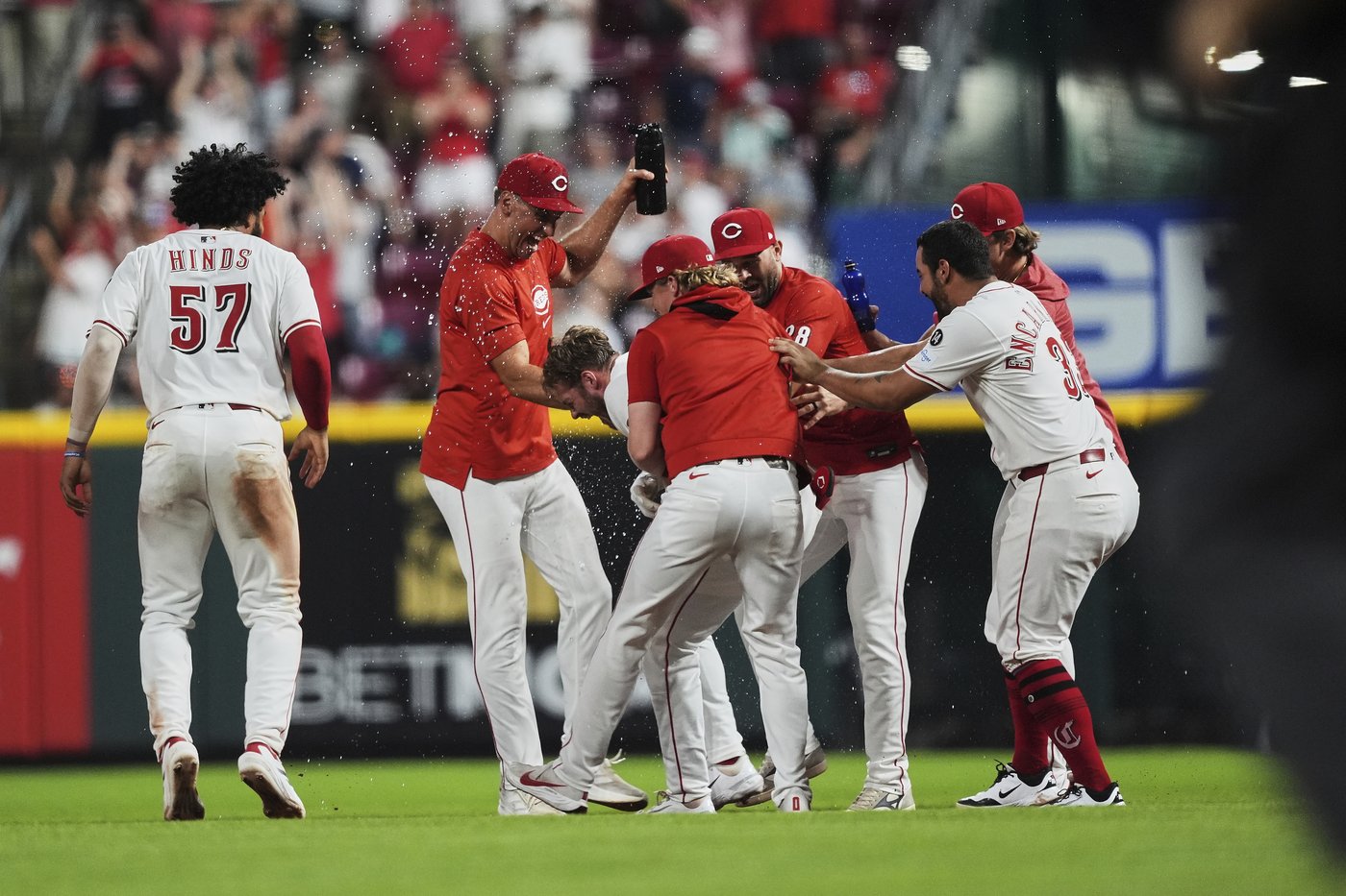 Lux's walkoff single in 2-run 11th gives Reds 5-4 win over Yankees | iNFOnews.ca