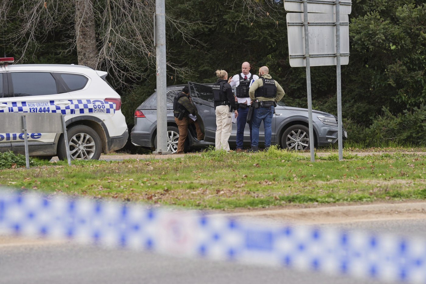 Australian police hunt for gunman who killed 2 officers and shot another in a rural town | iNFOnews.ca Australian police hunt for gunman who killed 2 officers and shot another in a rural town | iNFOnews.ca