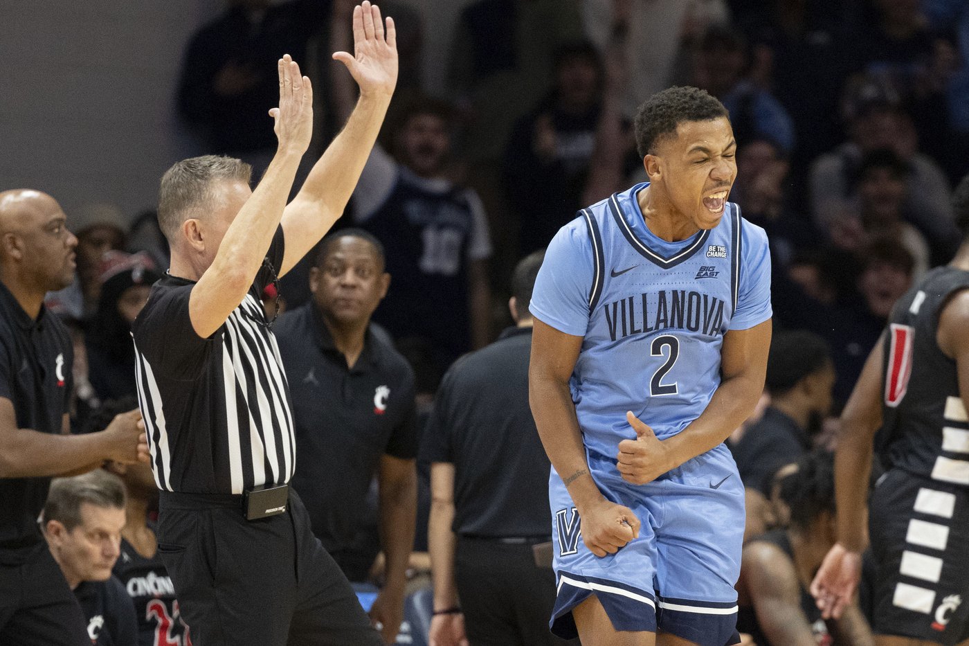 Eric Dixon scores 31 points, Villanova beats No. 14 Cincinnati 68-60 | iNFOnews.ca