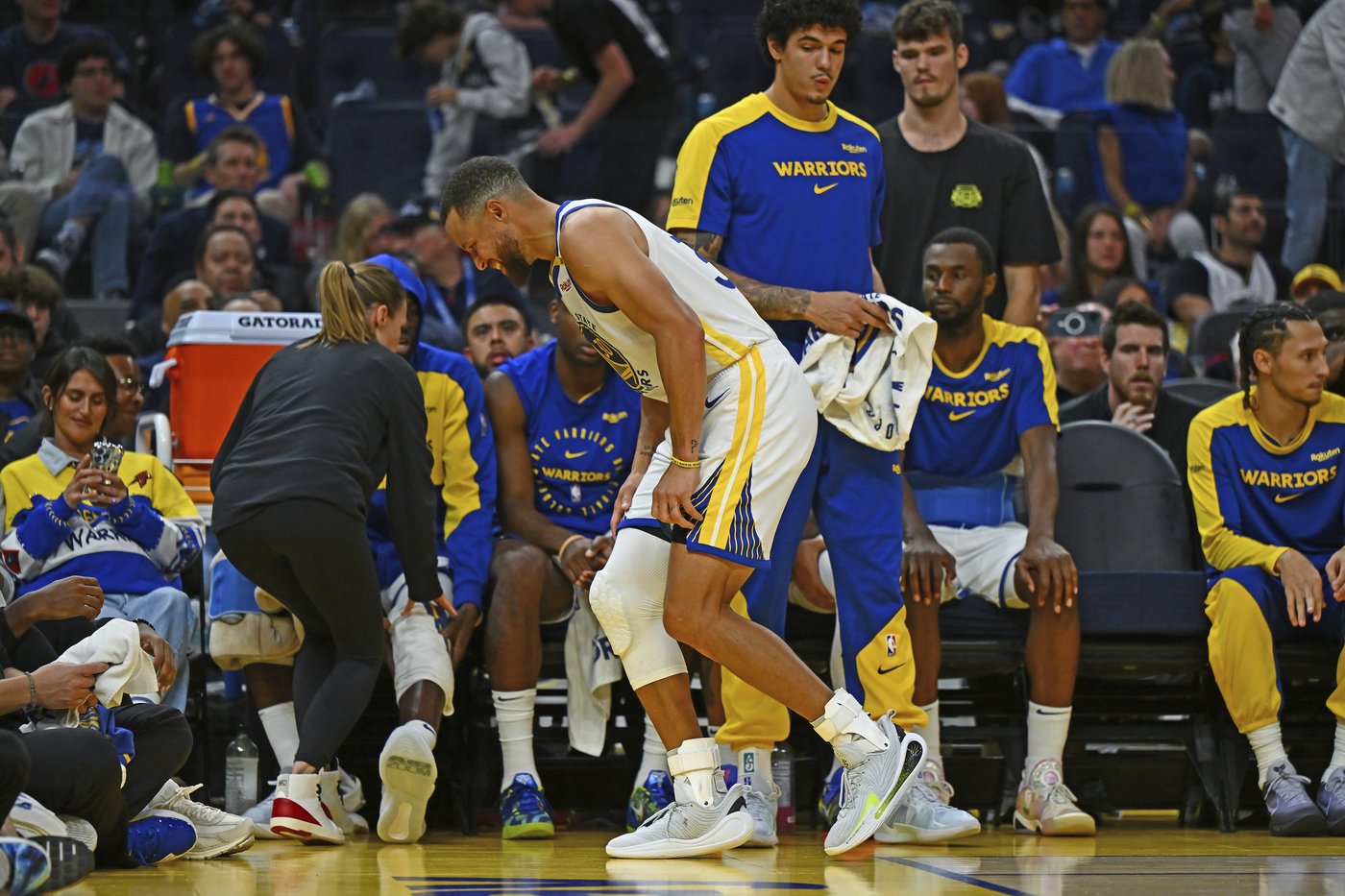 Stephen Curry sprains left ankle in Warriors' loss | iNFOnews.ca
