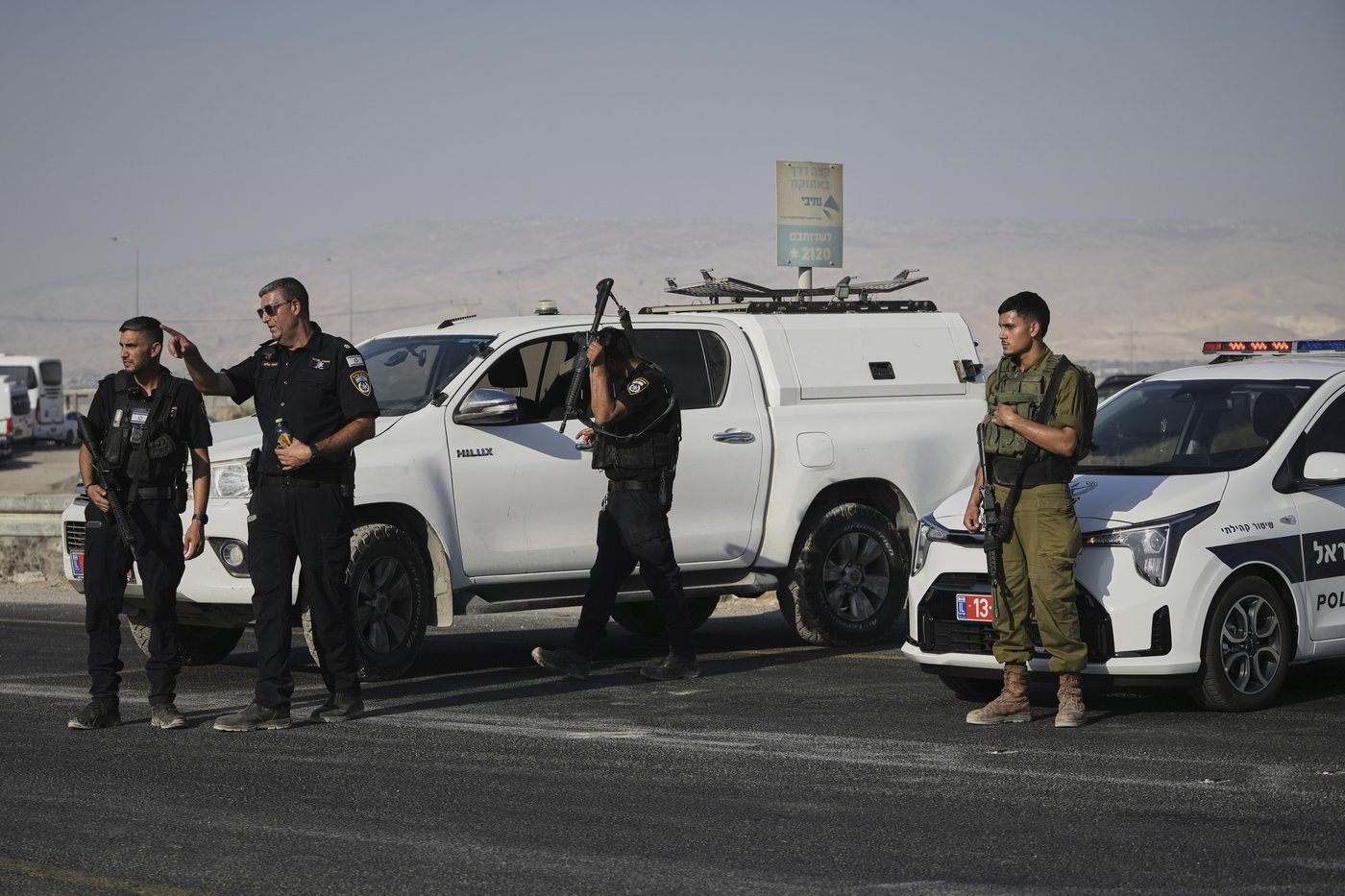 Gunman kills 2 at Israeli-run crossing between West Bank and Jordan. 4 soldiers killed in Gaza | iNFOnews.ca Gunman kills 2 at Israeli-run crossing between West Bank and Jordan. 4 soldiers killed in Gaza | iNFOnews.ca