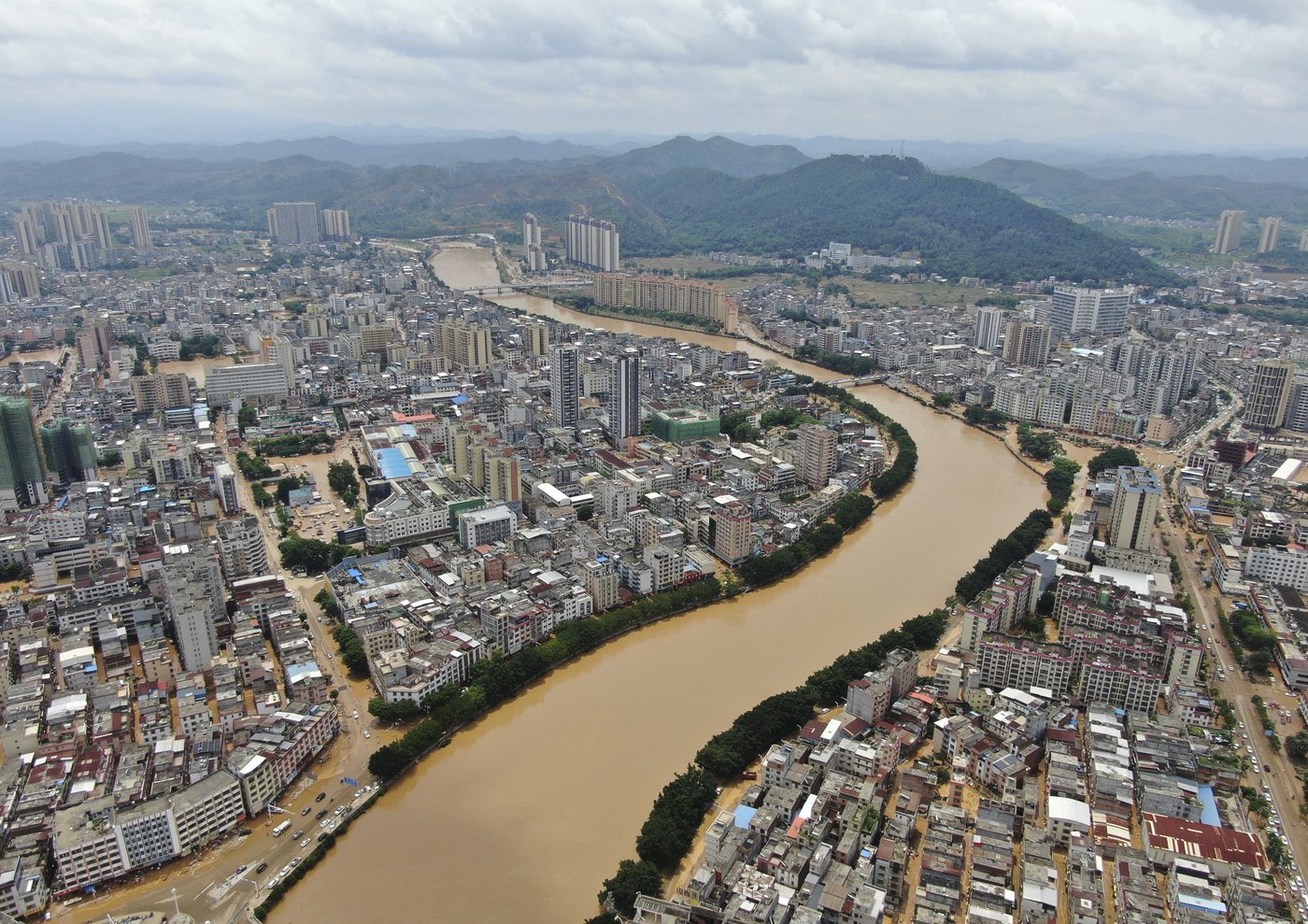 A river overflows in southern China, stranding people and turning streets into canals | iNFOnews.ca A river overflows in southern China, stranding people and turning streets into canals | iNFOnews.ca