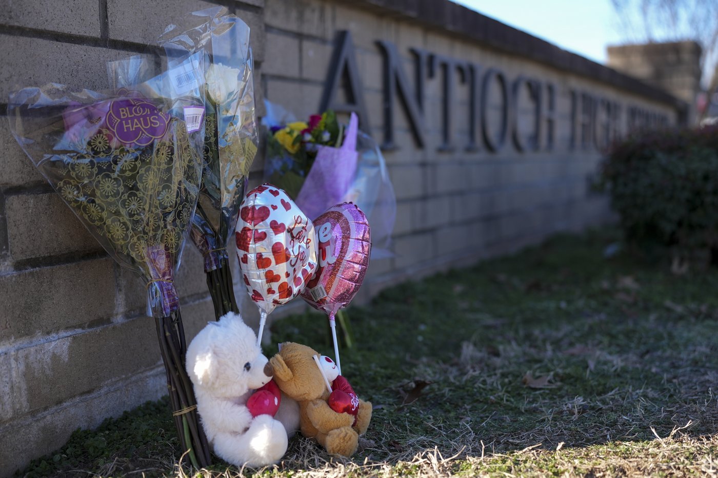 Nashville school shooter who killed 1 student and himself had brandished a box cutter at school | iNFOnews.ca