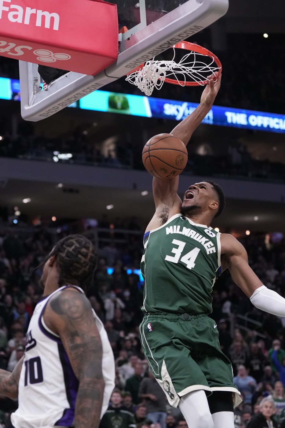 LaVine, DeRozan lead Kings past Bucks 135-133 | iNFOnews.ca