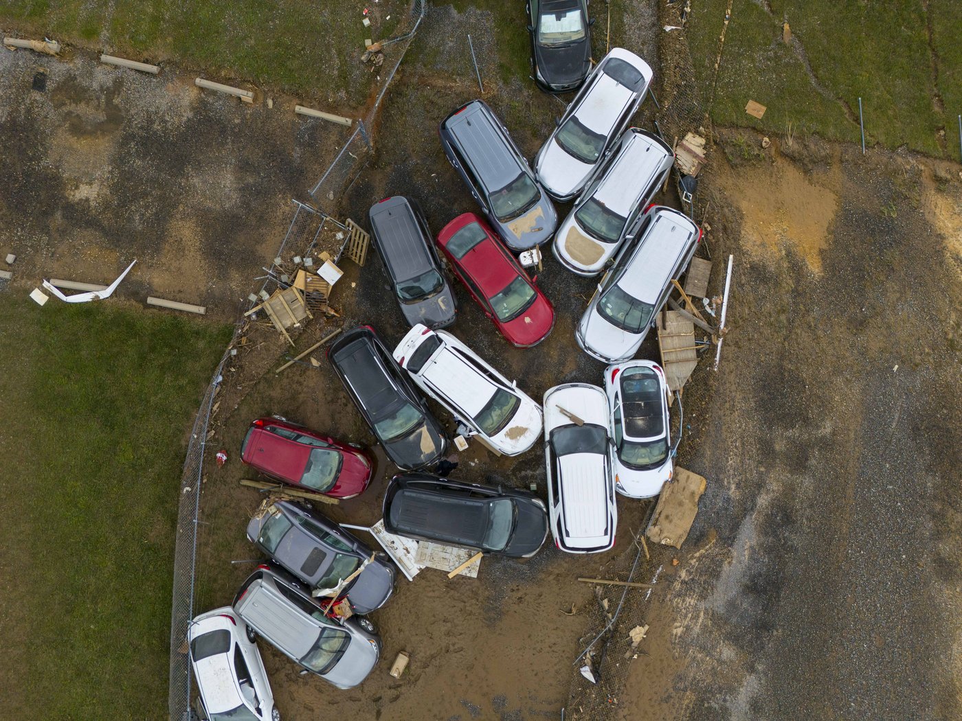 Southerners stay in touch the old-fashioned way after Helene cuts roads, power, phones | iNFOnews.ca