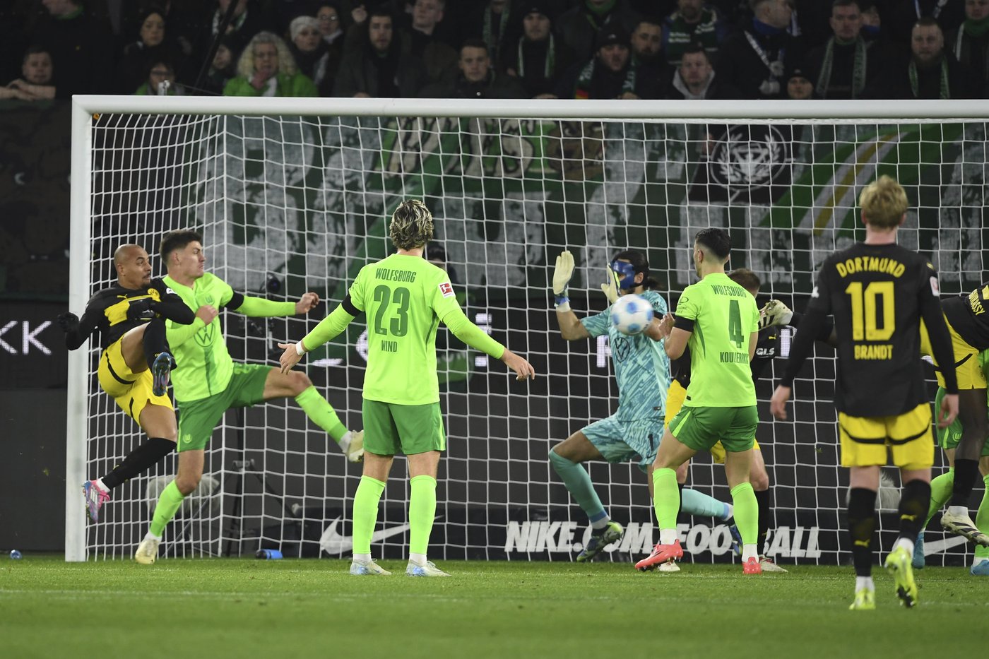 Dortmund holds on with 10 men for 1st away win in Bundesliga | iNFOnews.ca