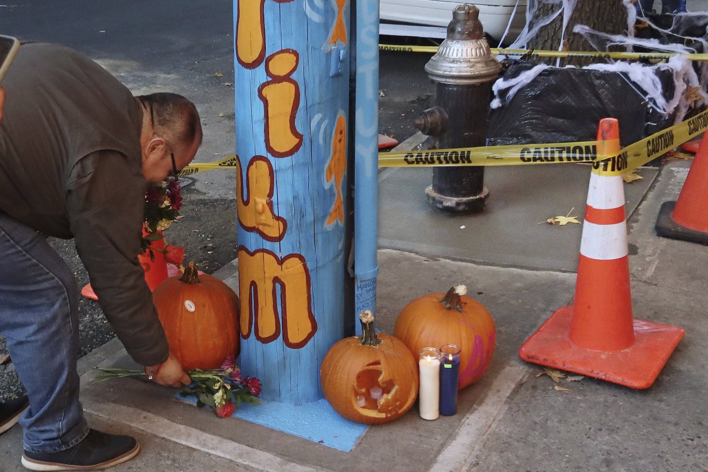 An abrupt goodbye to a guerilla goldfish aquarium beneath a leaky Brooklyn fire hydrant | iNFOnews.ca An abrupt goodbye to a guerilla goldfish aquarium beneath a leaky Brooklyn fire hydrant | iNFOnews.ca