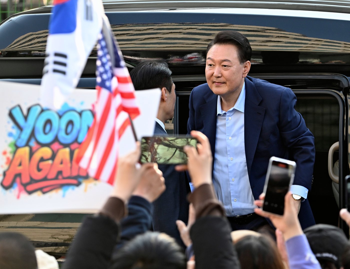 Ousted South Korean President Yoon embraces supporters after leaving presidential residence | iNFOnews.ca