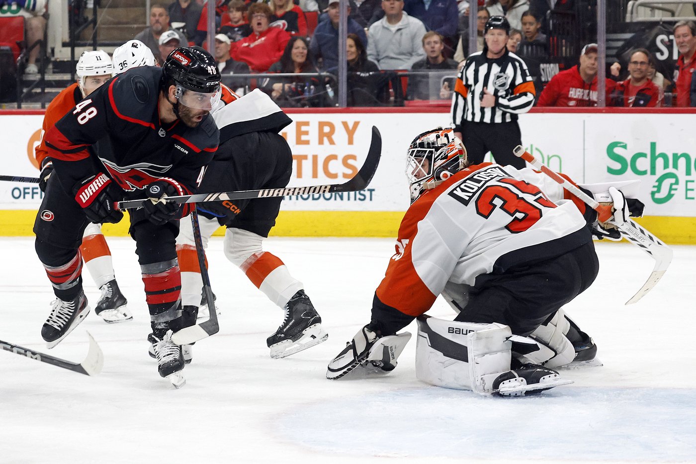 Necas scores go-ahead goal with 29 seconds left, Hurricanes beat Flyers 6-4 | iNFOnews.ca