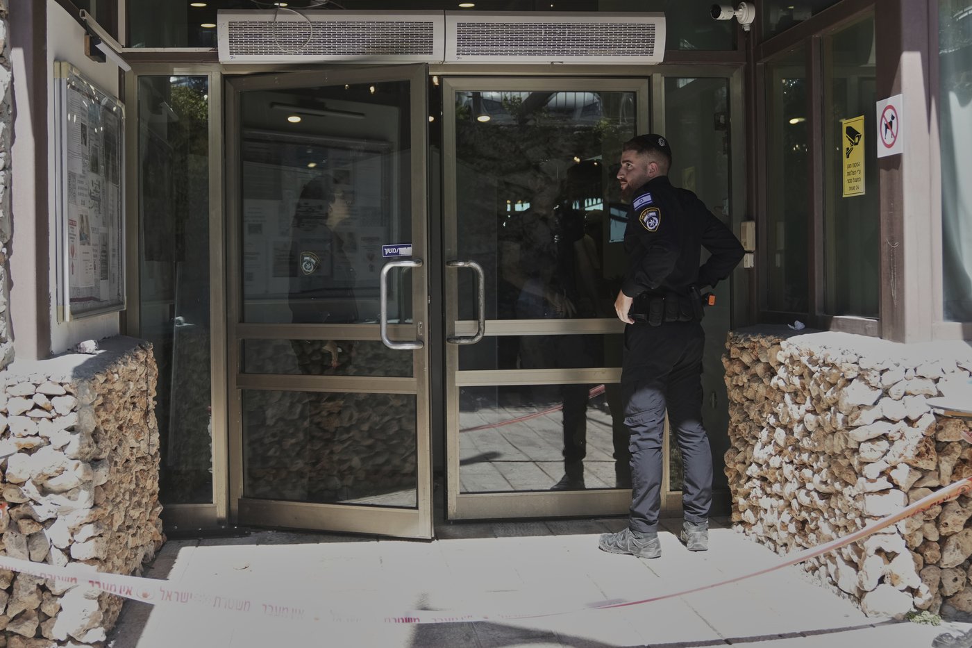 2 people are stabbed at a hotel outside Jerusalem. Israeli police say it's a militant attack | iNFOnews.ca 2 people are stabbed at a hotel outside Jerusalem. Israeli police say it's a militant attack | iNFOnews.ca