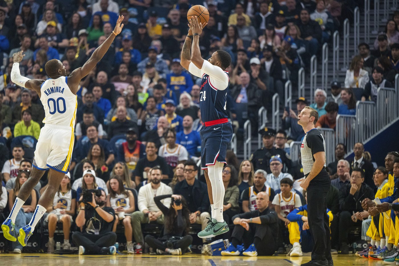 Clippers hold off Warriors as Stephen Curry goes down injured | iNFOnews.ca