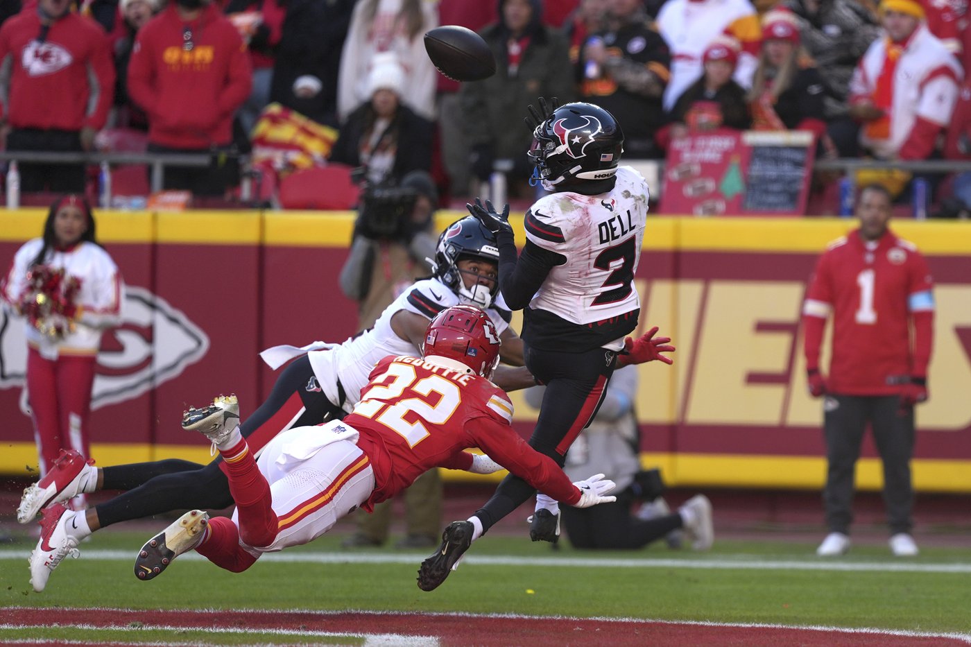 Tank Dell out for season with dislocated knee, torn ACL. Texans claim Diontae Johnson off waivers | iNFOnews.ca