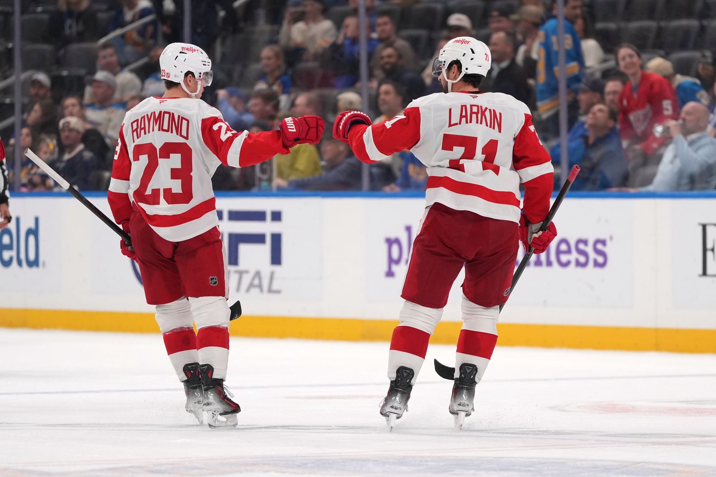 Dylan Larkin scores twice to help Red Wings beat Blues 5-2 | iNFOnews.ca