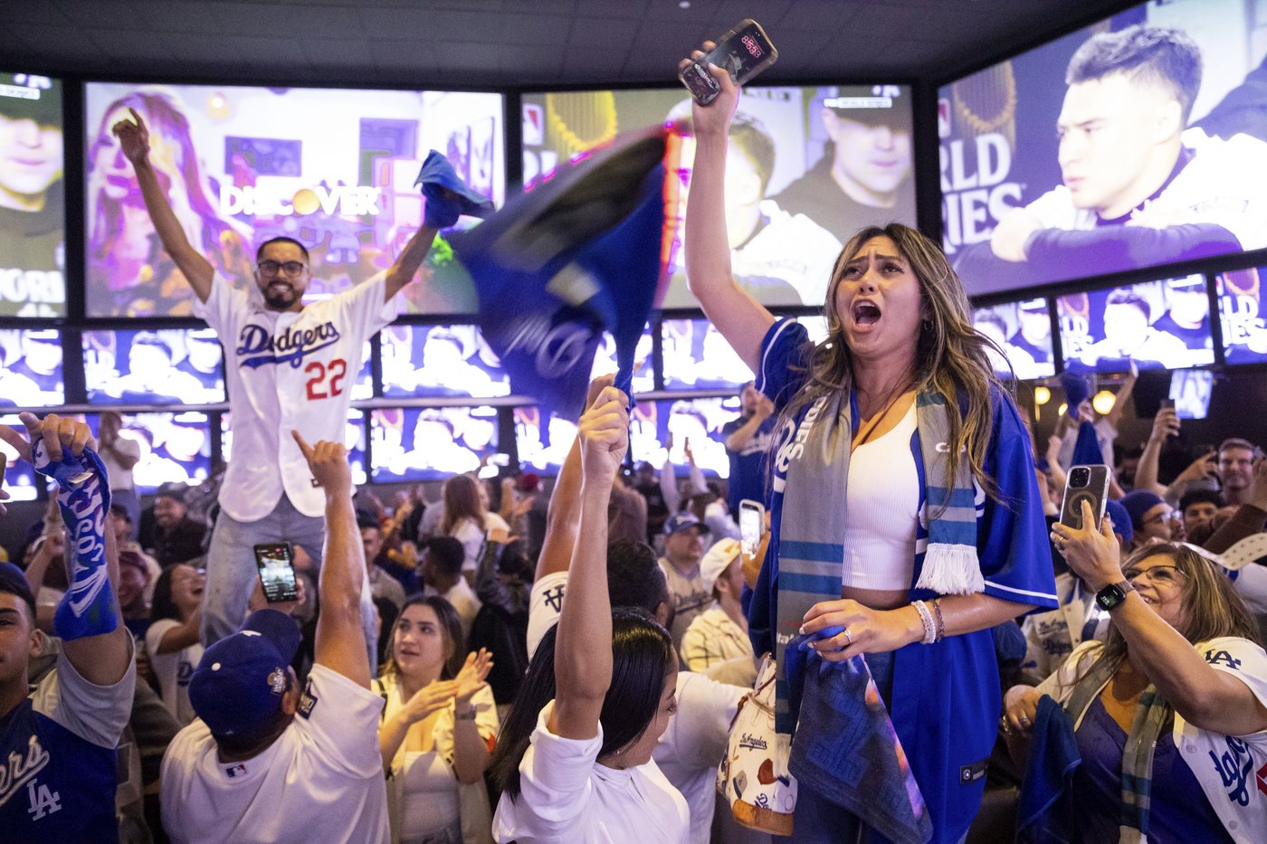 Los Angeles sees city bus burned, store thefts and rowdy crowds after Dodgers win World Series | iNFOnews.ca