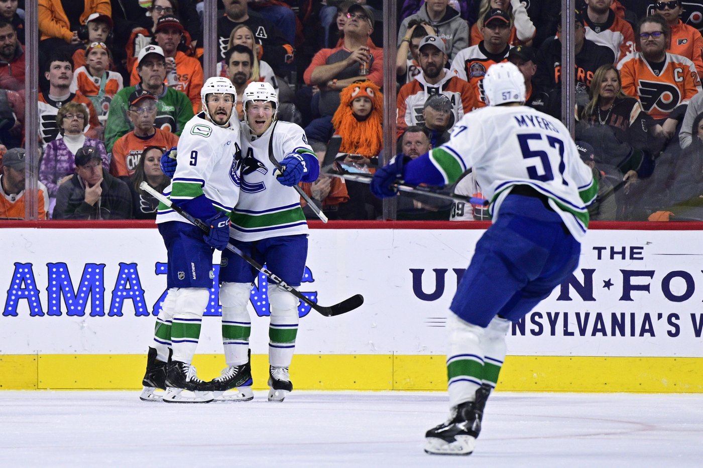 Lankinen stops 26 shots, Canucks blank Flyers 3-0 | iNFOnews.ca