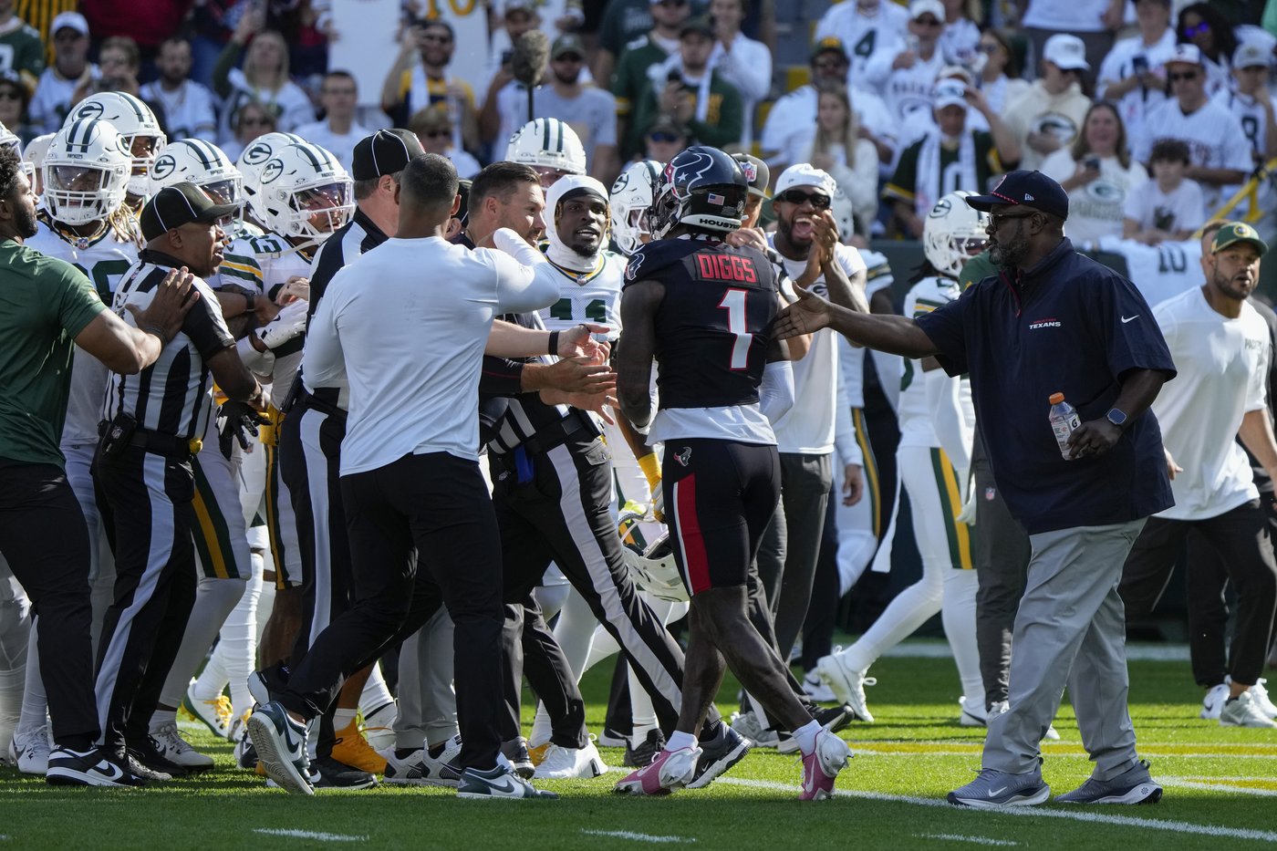 Texans' Stefon Diggs gets into pregame scuffle with Packers' Jaire Alexander and Keisean Nixon | iNFOnews.ca Texans' Stefon Diggs gets into pregame scuffle with Packers' Jaire Alexander and Keisean Nixon | iNFOnews.ca