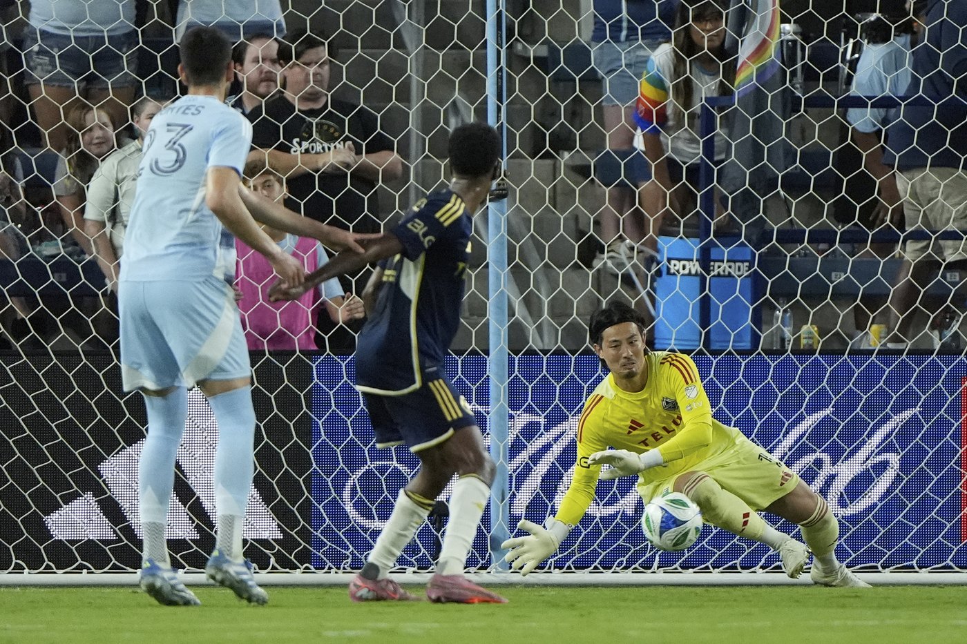 Ocampo, Cabrera lead Whitecaps to 2-0 win over Sporting KC | iNFOnews.ca