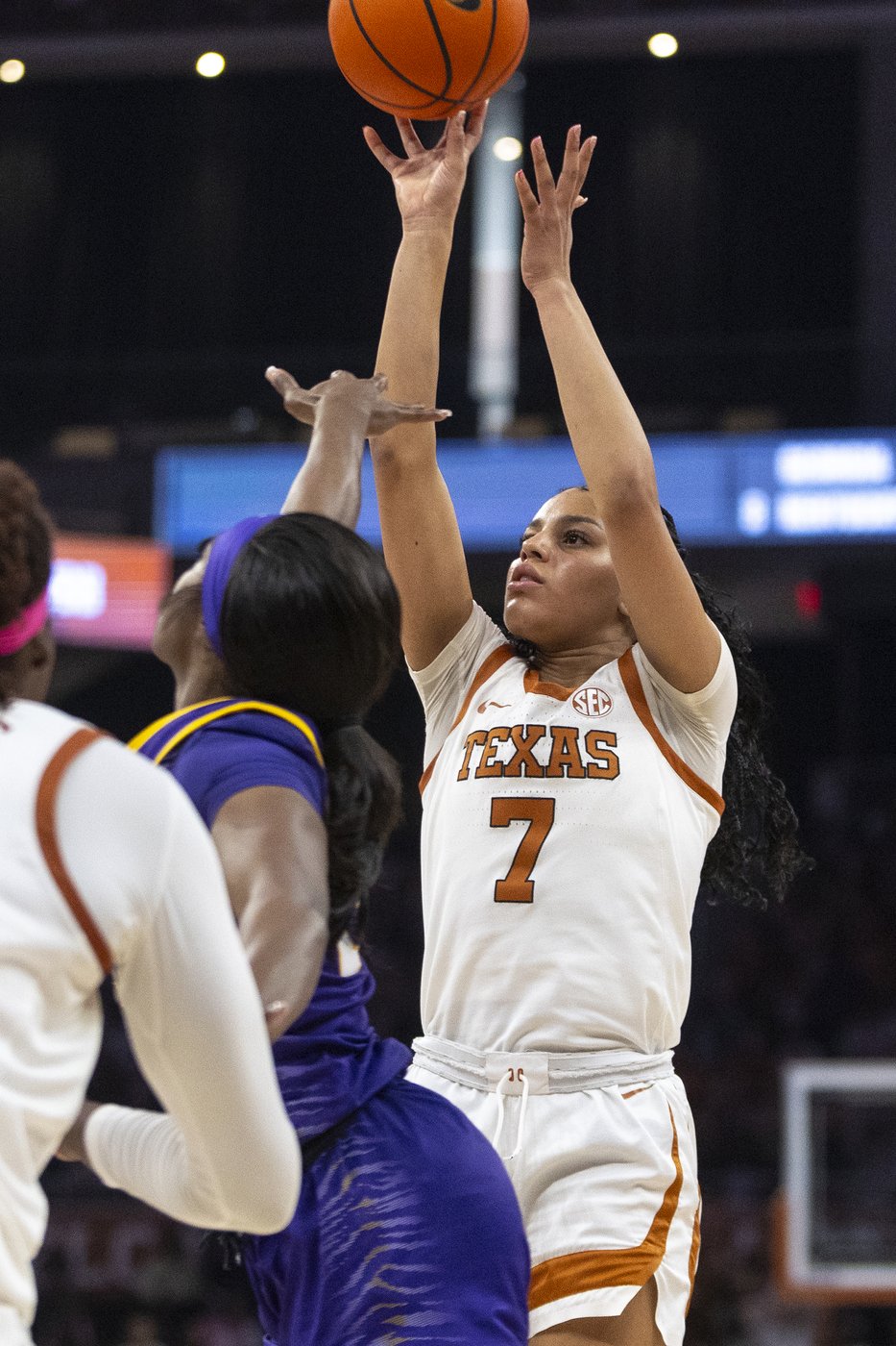 Booker and No. 3 Texas rally from poor shooting start to beat No. 5 LSU 65-58 | iNFOnews.ca Booker and No. 3 Texas rally from poor shooting start to beat No. 5 LSU 65-58 | iNFOnews.ca