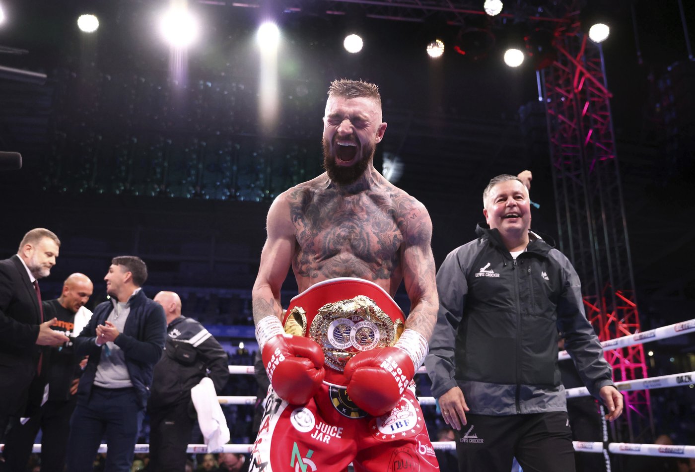 Lewis Crocker beats Paddy Donovan by split decision to become IBF world welterweight champion | iNFOnews.ca